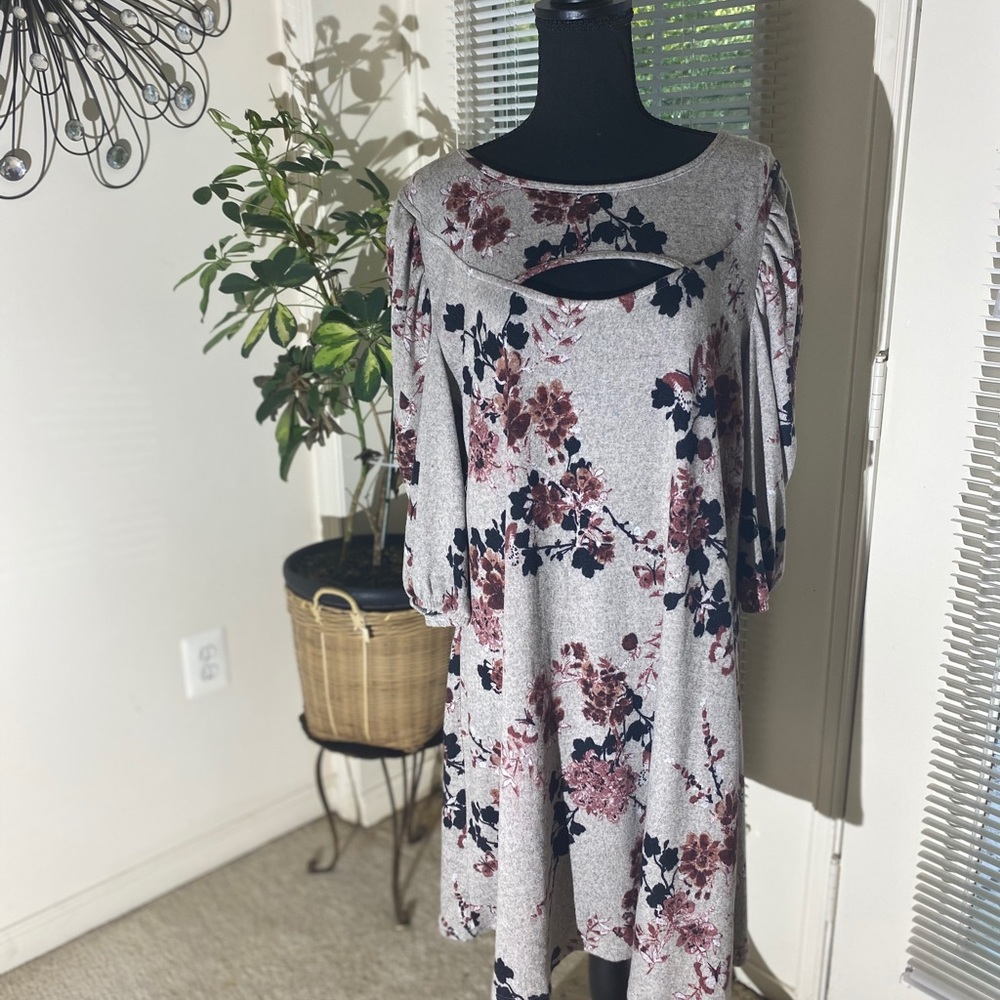 Dress - Picture 5 of 9